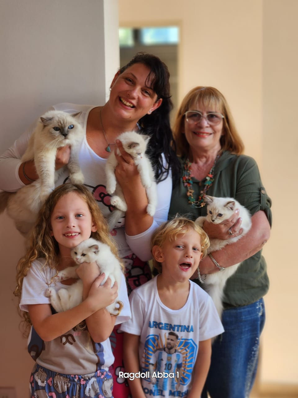 Familia con su gatito Ragdoll del criadero Abba